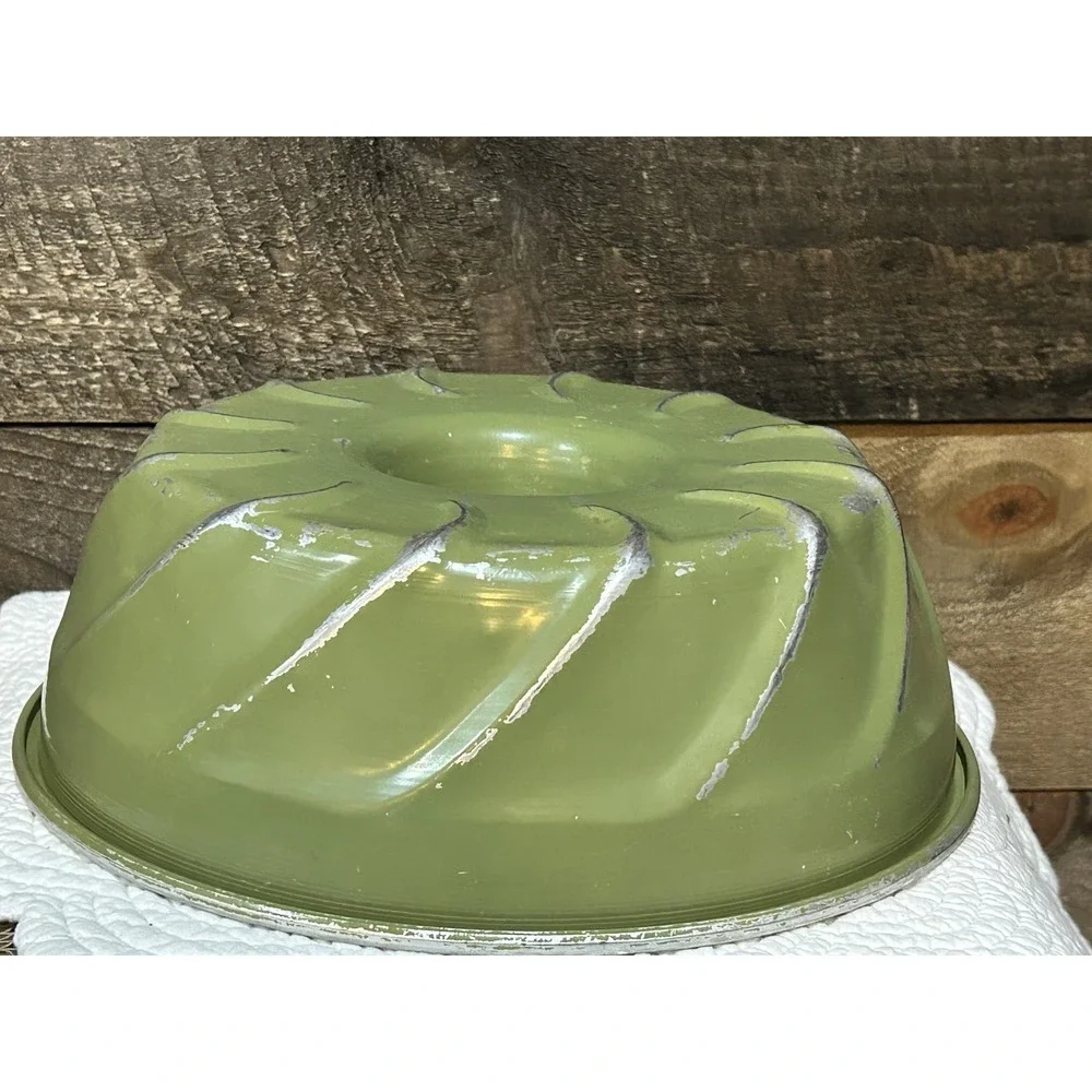 Vintage Avocado Green Aluminum Fluted Tube Mold Bundt Cake Pan 10